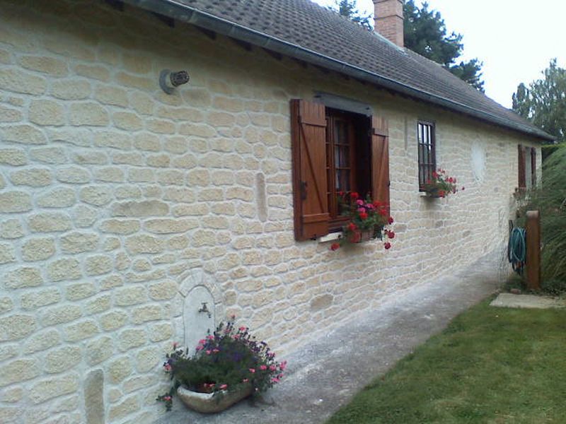 Joint à la chaux, façade en pierre à Rezay